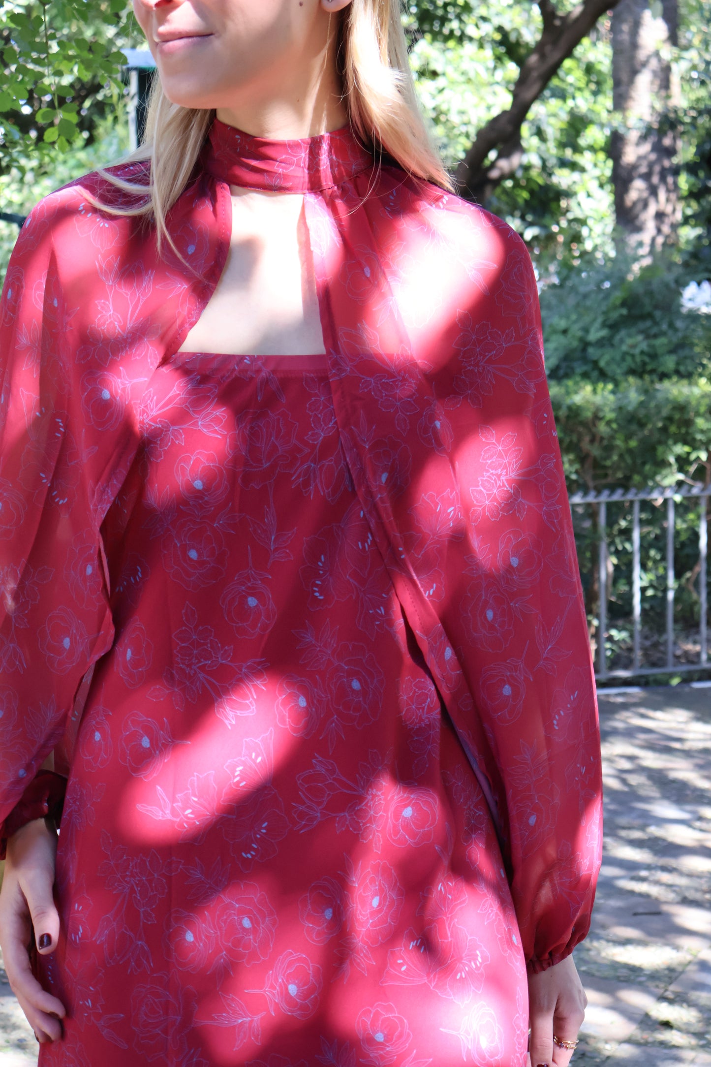 Vestido rojo mangas desmontables estampado flores azulina