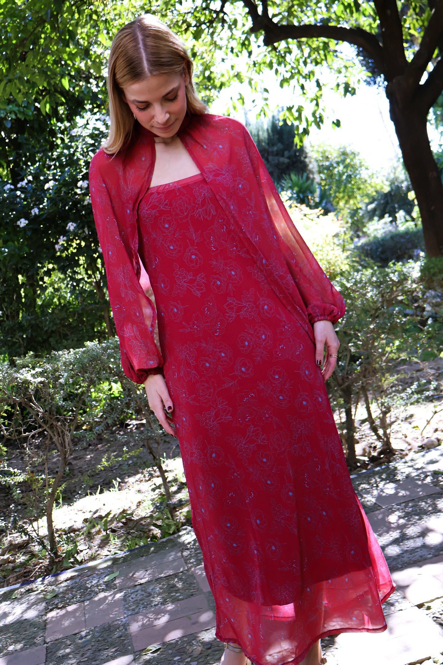 Vestido rojo mangas desmontables estampado flores azulina